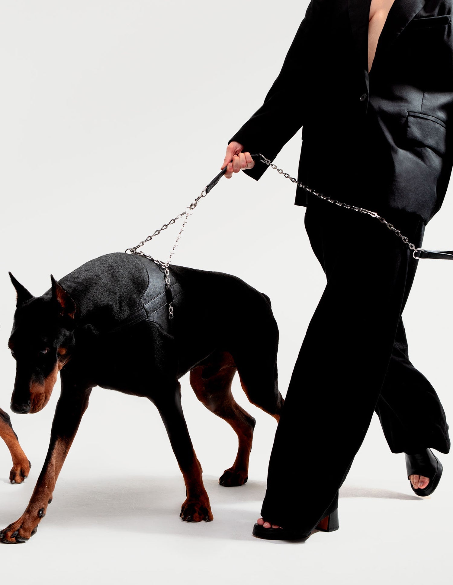 The Ox — Trela em Pele e Corrente da PAGERIE em cor preta Noir — detalhe do acabamento