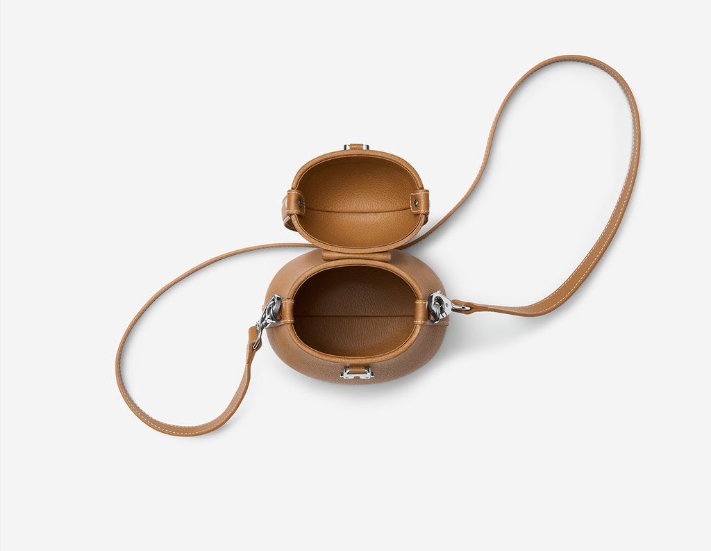 The Ève — Bolsa Clutch em Pele da PAGERIE em cor castanha Saddle — detalhe
