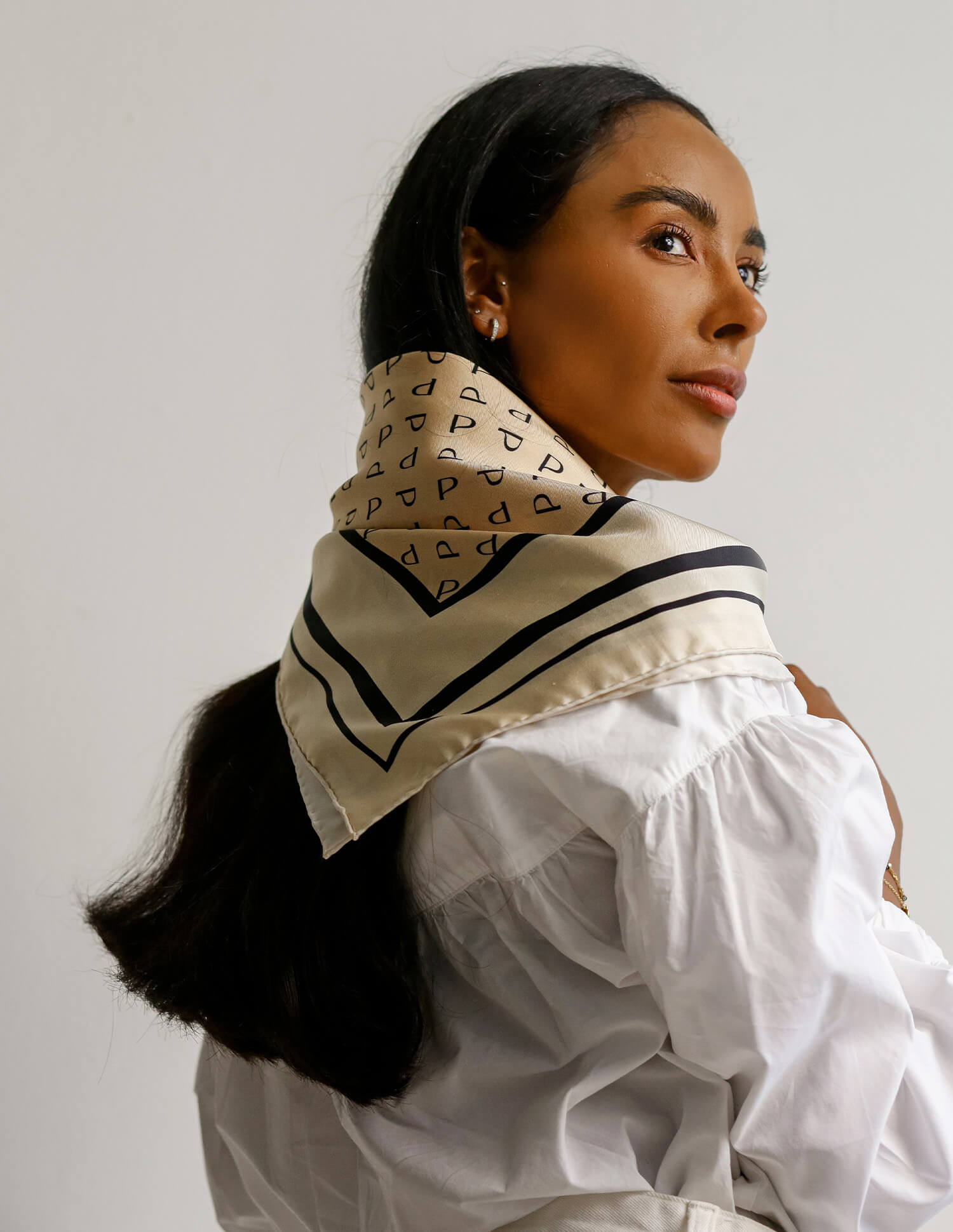 Lenço The Feritti — detalhe do padrão em seda