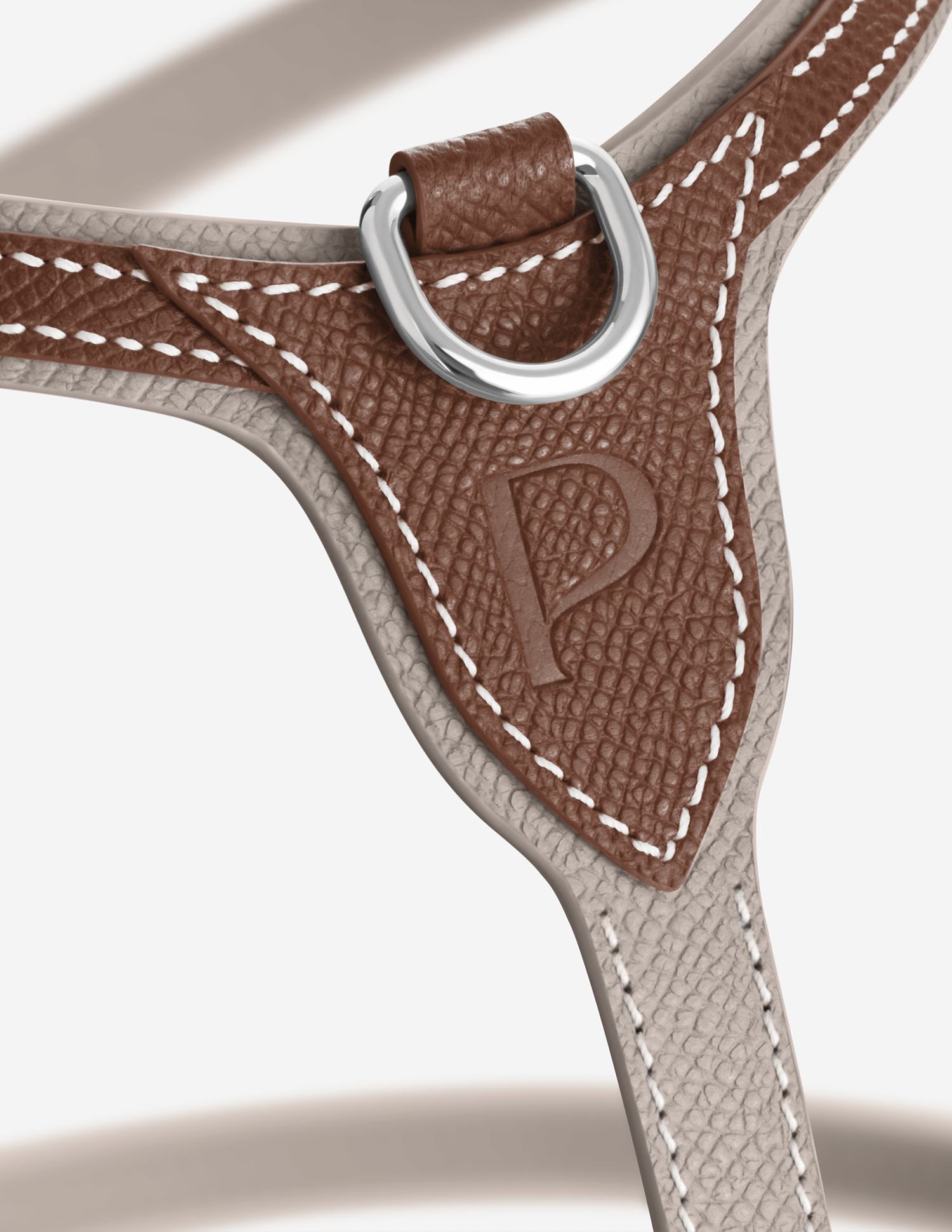 Arnês The Petite em pele Walnut — detalhe do fecho