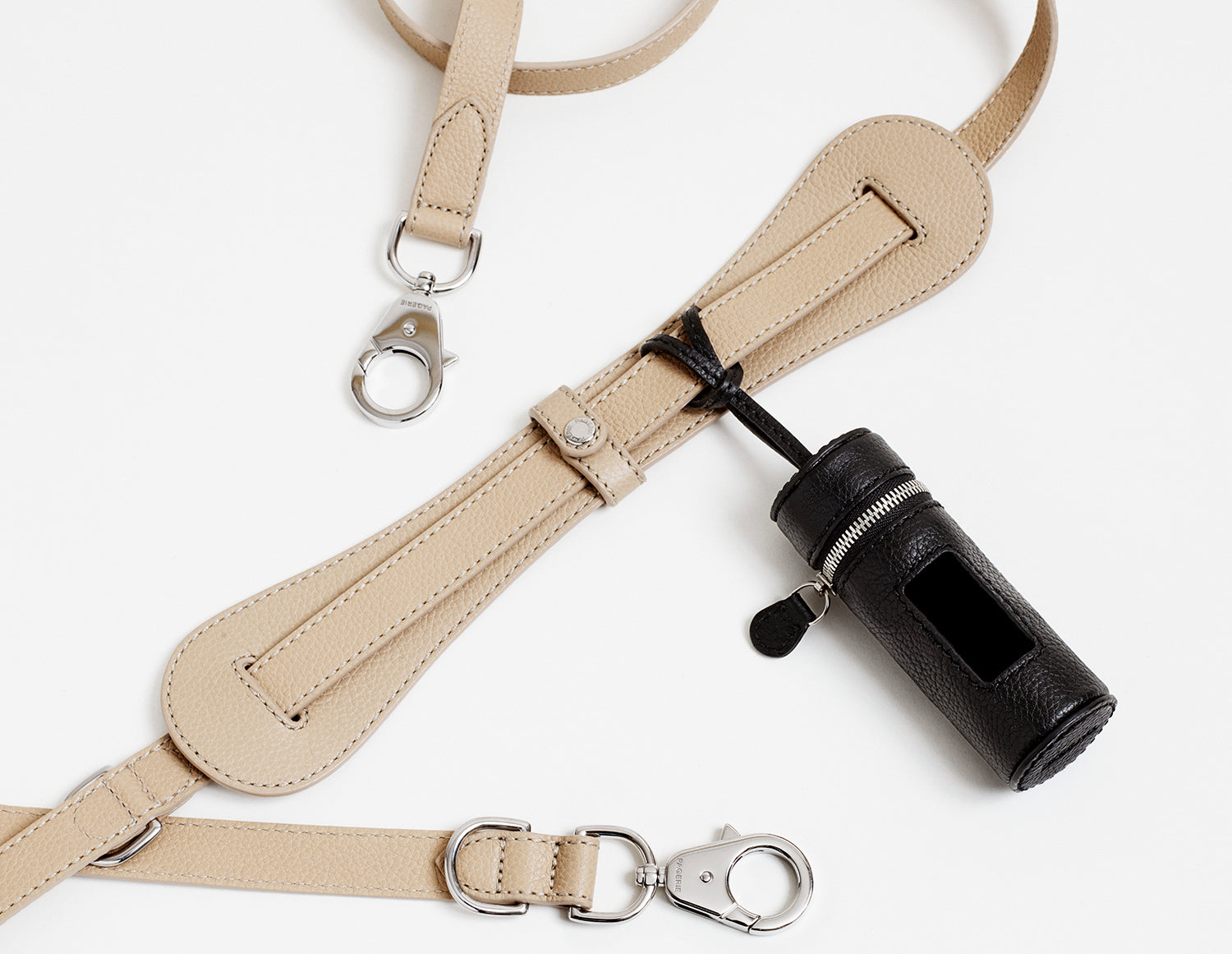 The Pochette — Porta-Sacos em Pele da PAGERIE em cor preta Noir — detalhe