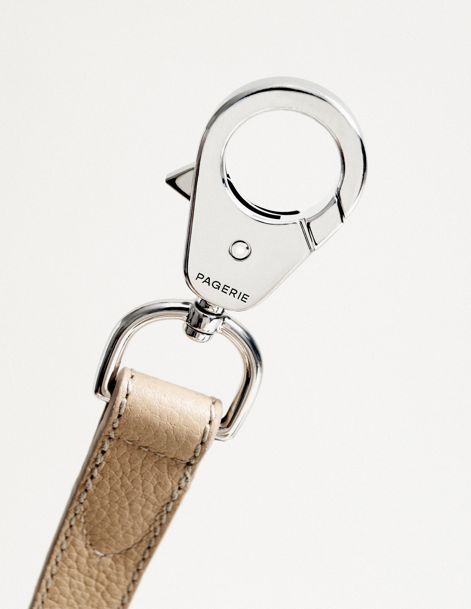 Trela The Tascher em pele Sand — detalhe do acabamento