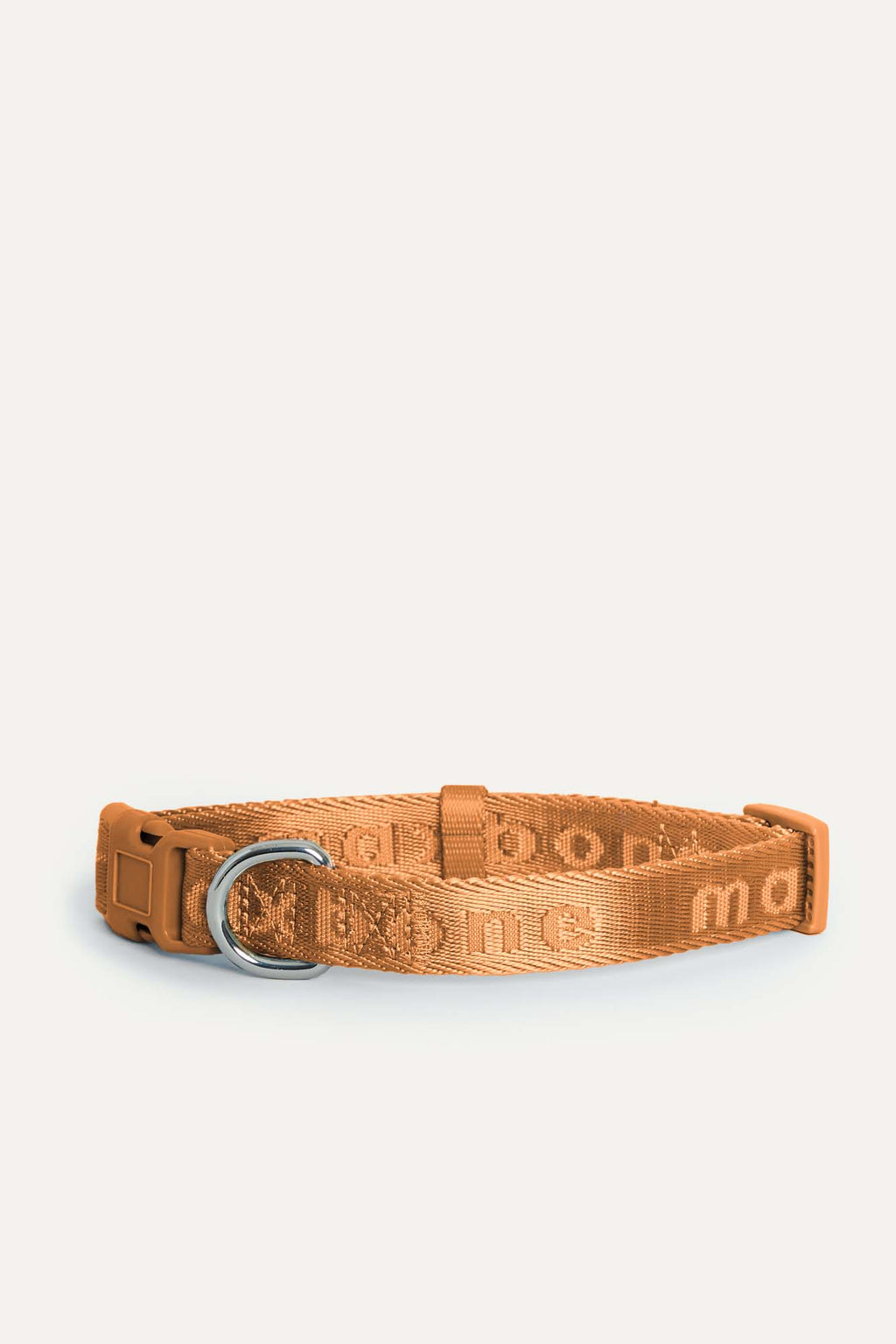Coleira Signature Collar premium da Maxbone em camel — detalhe da textura (08)