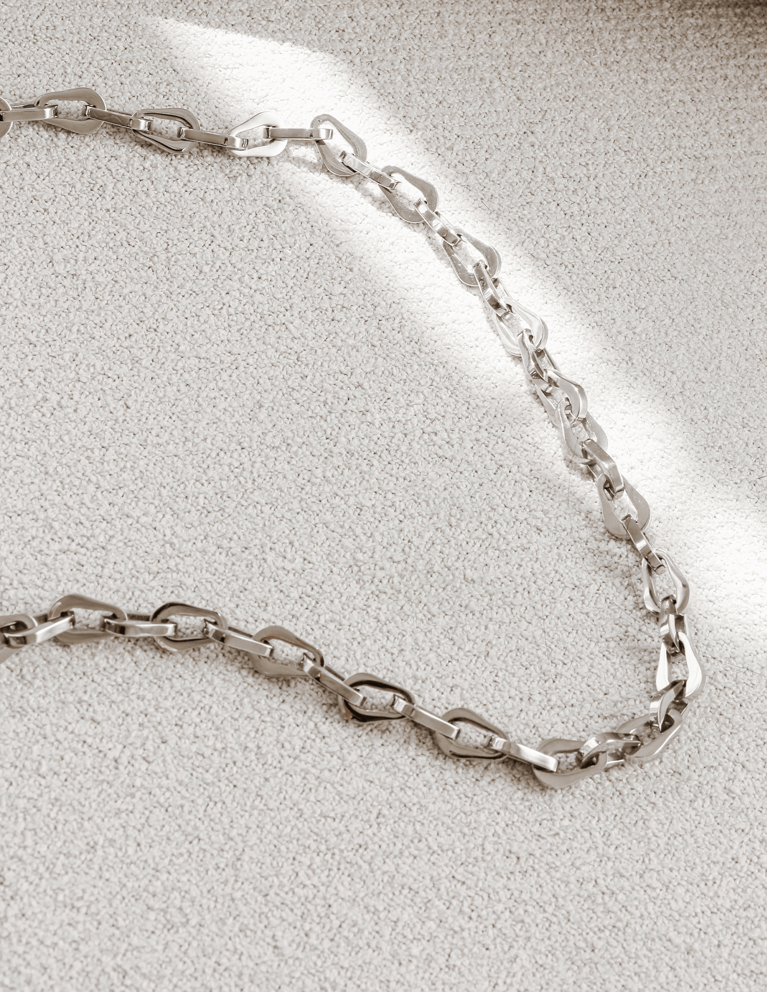 The Attom — Alça de Corrente para Bolsa da PAGERIE — detalhe