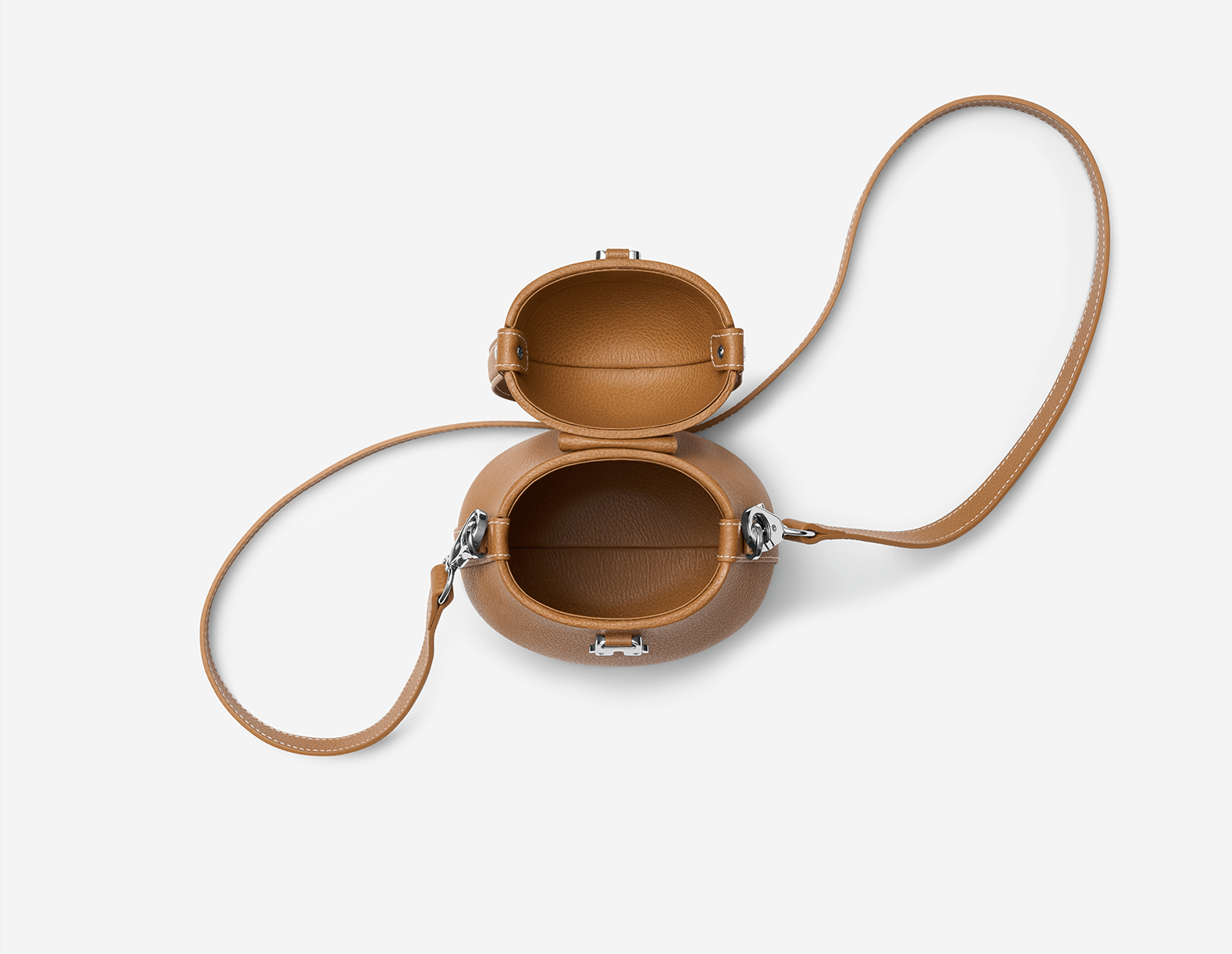 The Ève — Bolsa Clutch em Pele da PAGERIE em cor castanha Saddle — detalhe