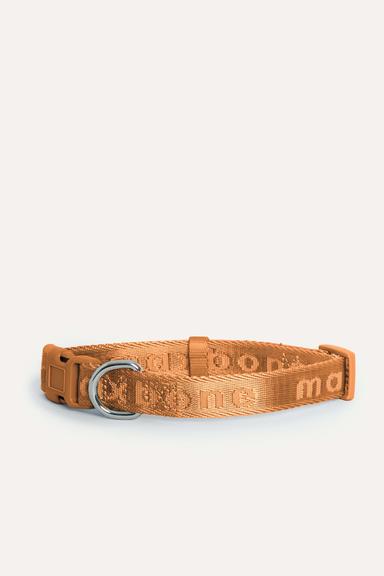 Coleira Signature Collar premium da Maxbone em camel — detalhe da textura (08)