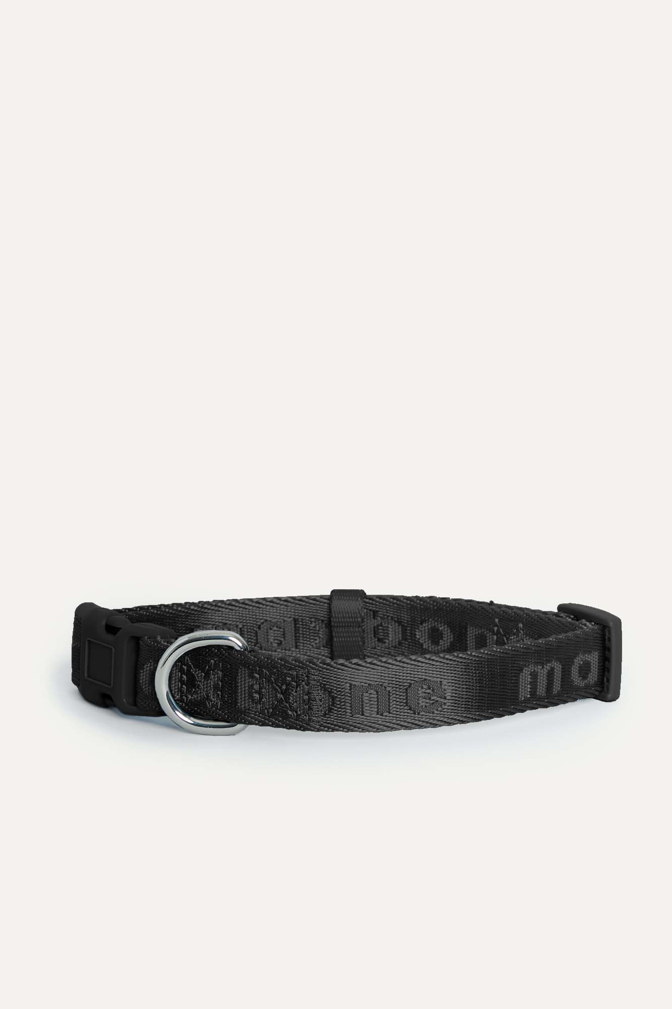 Coleira Signature Collar premium da Maxbone em preto — detalhe da textura (32)